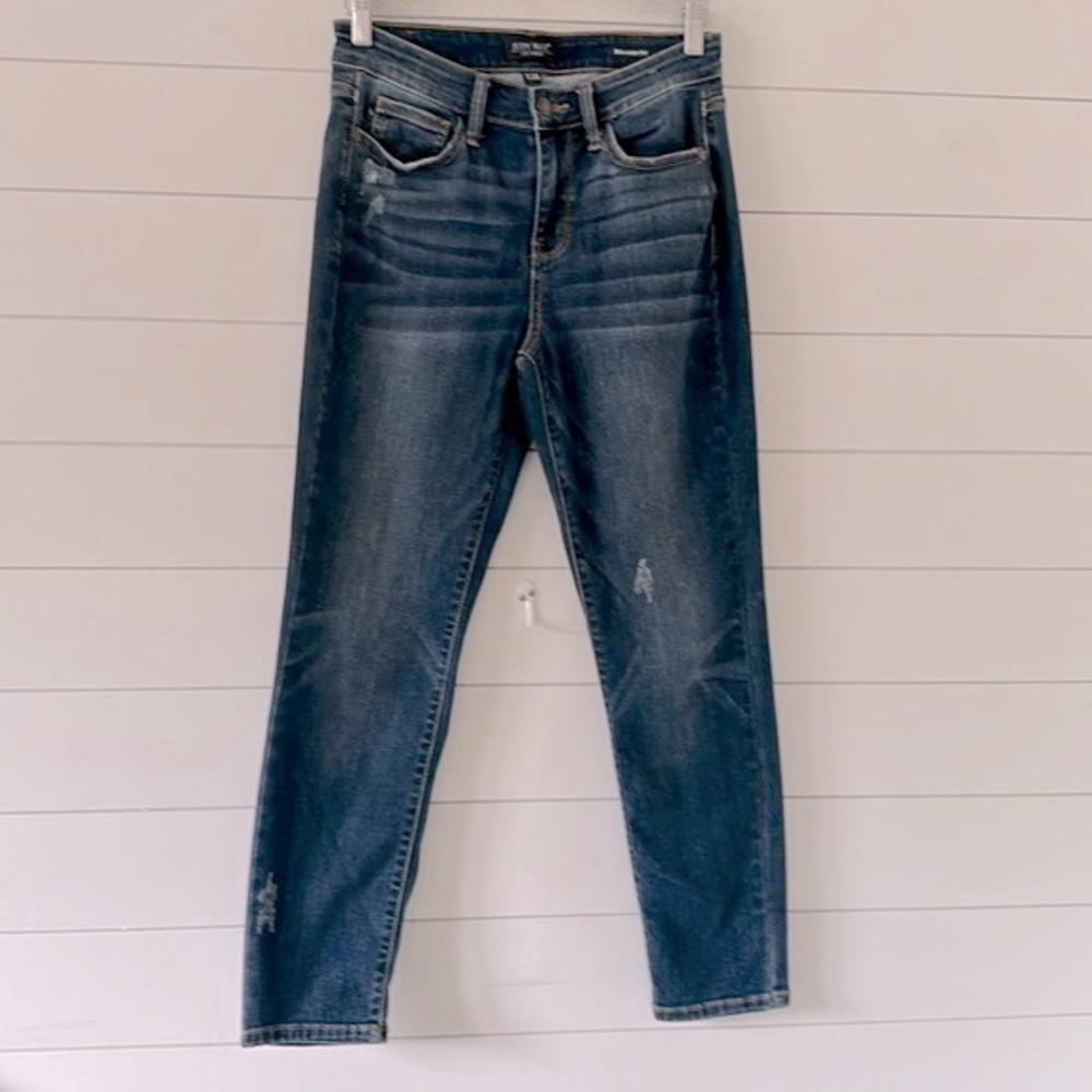Judy Blue Size 28 Relaxed Fit Stretch Distressed Ankle 27”